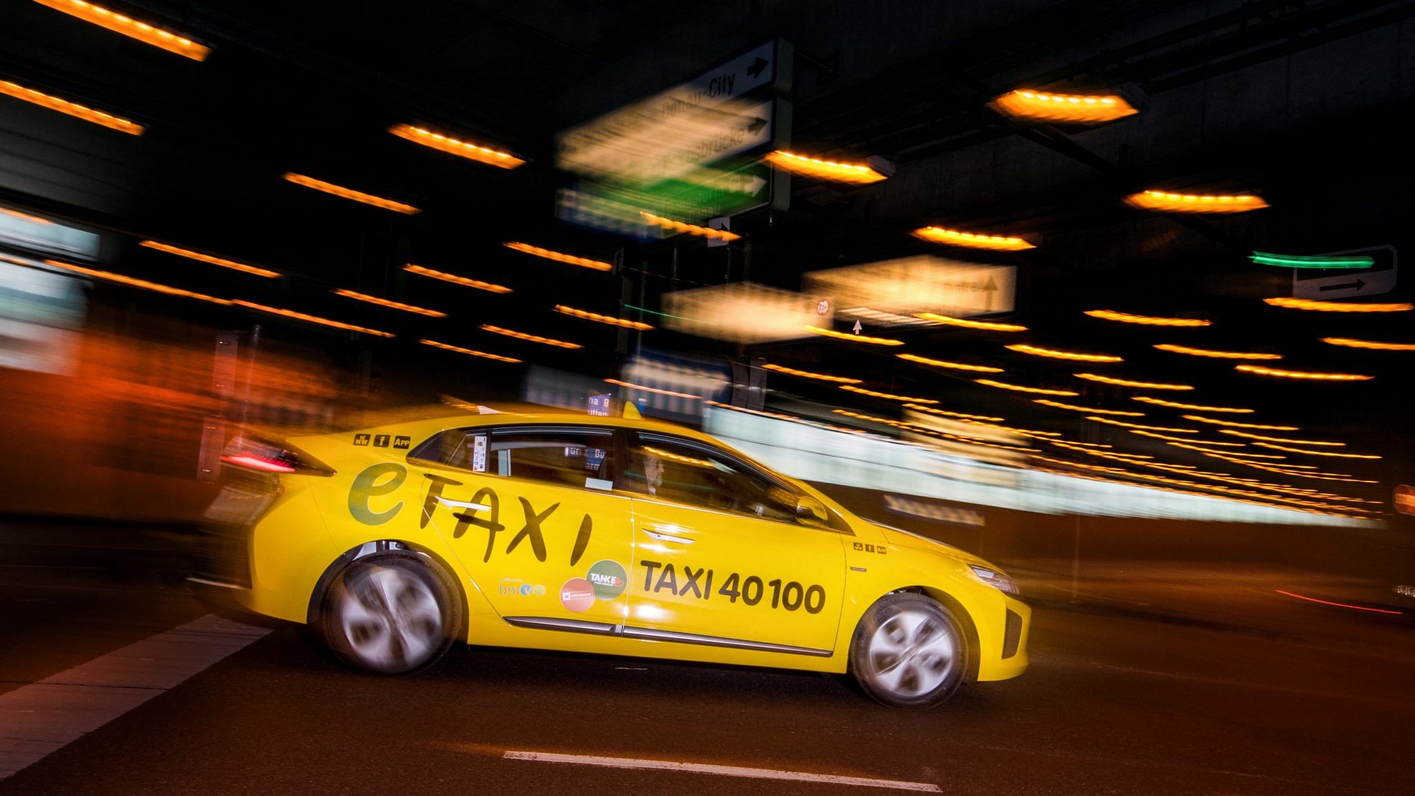 Nachts unterwegs mit Taxi 40100