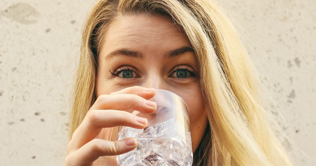 Ex das Glas! Warum genug Wasser deine Partynacht retten kann